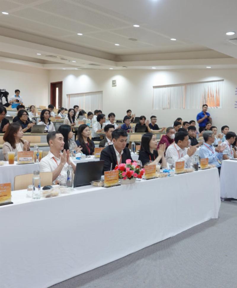 Sinh viên Đại học Kinh tế TP HCM chăm chỉ học tập trong thư viện, nghiên cứu tài liệu và đề thi đại học kinh tế tp hcm